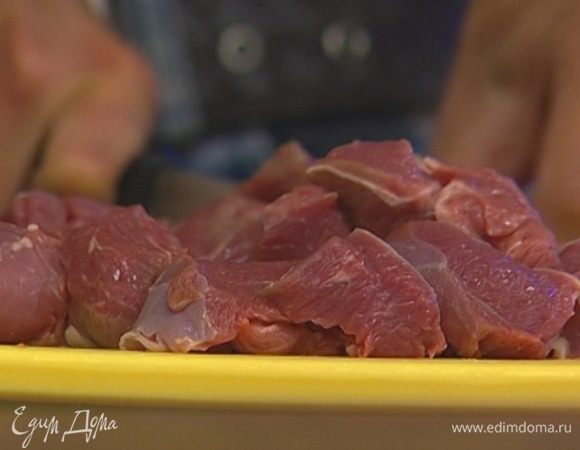 Баранину нарезать небольшими кусочками.