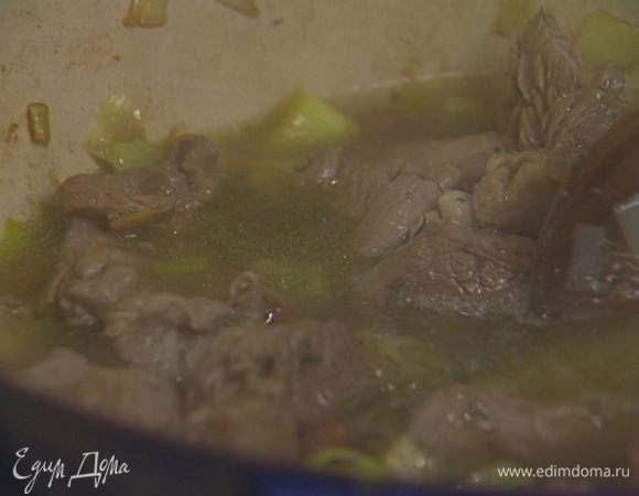 Вернуть баранину в кастрюлю, туда же отправить отваренную фасоль, листья тимьяна, влить пол-литра кипятка, все перемешать, накрыть крышкой, подходящей для духовки, или бумагой для выпечки и тушить около часа в разогретой духовке, затем посолить.