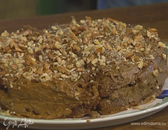 Остывшие коржи пропитать коньяком, смазать кремом, уложив один на другой, бока также смазать кремом и сверху присыпать оставшимися измельченными грецкими орехами.