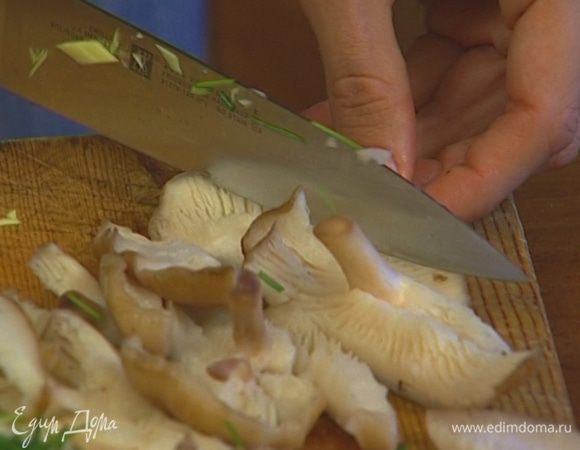 Грибы нарезать пластинками. 