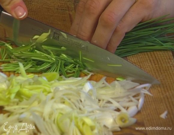 Перья зеленого лука нарезать по диагонали длинными полосками. 