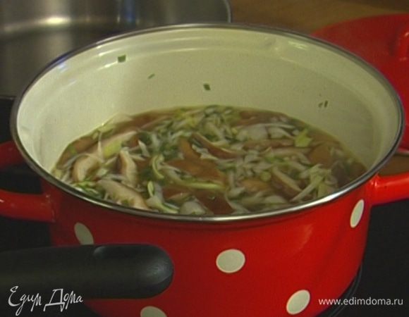 Вскипятить пол-литра воды, добавить мисо-пасту, порей, зеленый лук и грибы, влить соевый соус и кипятить 3–4 минуты. 