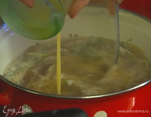 Яйцо слегка взбить и медленно влить в кастрюлю, постоянно размешивая, чтобы не образовались комки. 

