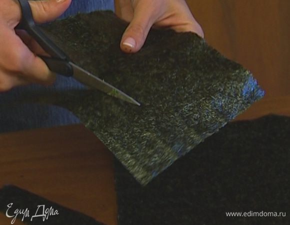 Листы нори нарезать на полоски размером примерно 12 х 4 см.