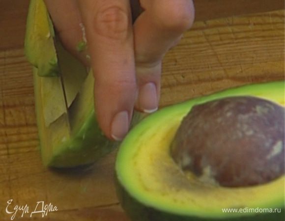 Авокадо почистить, косточку удалить.