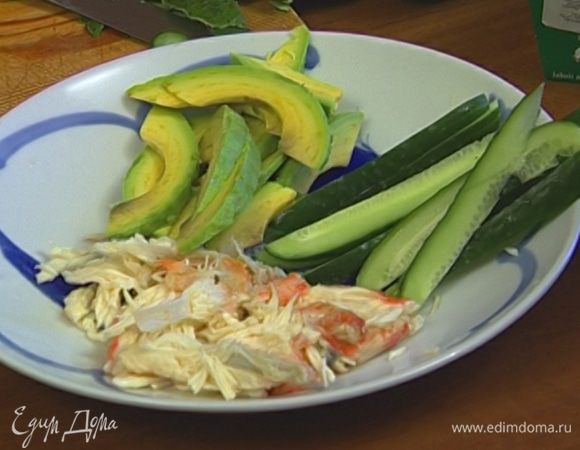 Огурец, авокадо и крабовое мясо нарезать длинными полосками.
