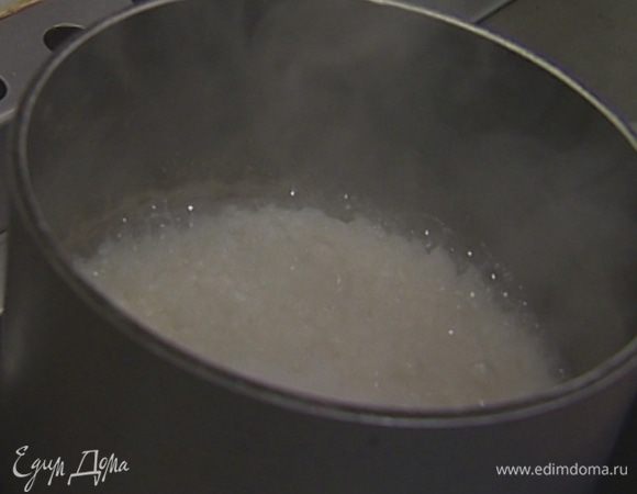 Рис для суши всыпать в небольшую кастрюлю, залить стаканом горячей воды и поставить на огонь. После закипания варить 20 минут на медленном огне.