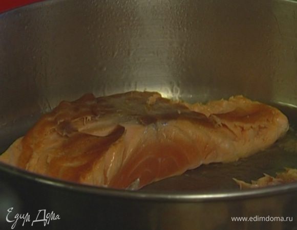 Семгу обжарить с обеих сторон на сковороде без добавления масла.