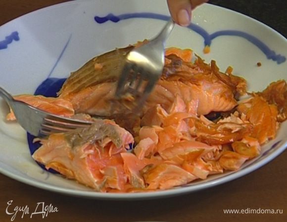 Готовую семгу разобрать на волокна.