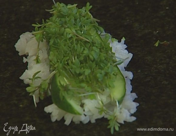 На лист нори выложить столовую ложку риса, немного васаби, пару полосок огурца, щепотку кресс-салата.