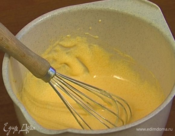 Желтки взбить с сахаром в светлую однородную массу.