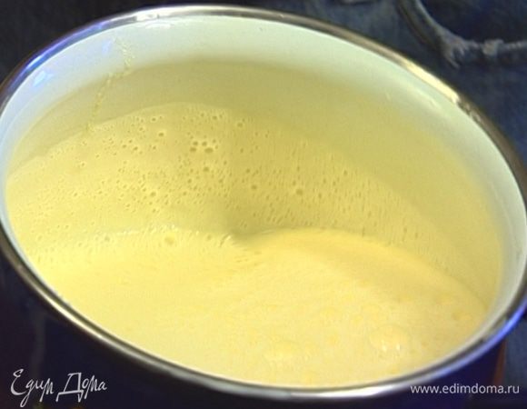 Сливки слегка остудить, добавить в них желтки с сахаром и прогреть, непрерывно помешивая деревянной ложкой.