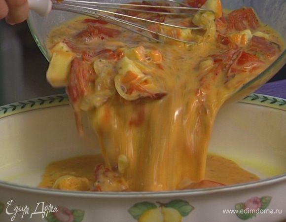 Смазать форму для выпечки оливковым маслом и выложить в нее яично-помидорную массу.