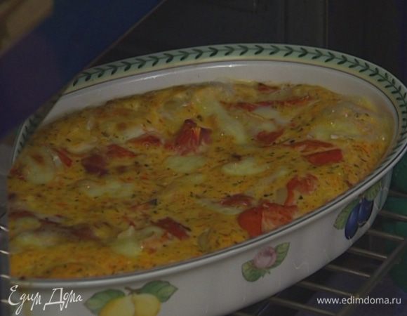 Сверху разложить оставшийся сыр и выпекать пирог в разогретой духовке 40 минут.