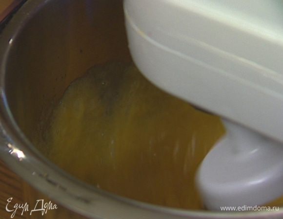 Яйца и желтки с сахаром взбивать в блендере до увеличения массы в объеме в 2 раза.