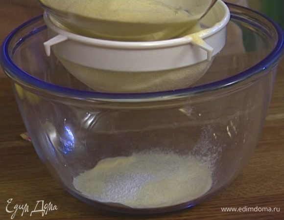 Пшеничную муку просеять вместе с разрыхлителем.