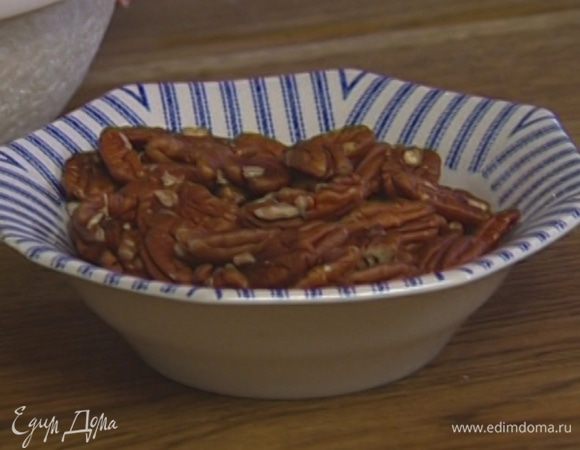 Половину всех орехов измельчить в ступке или в блендере в крошку.