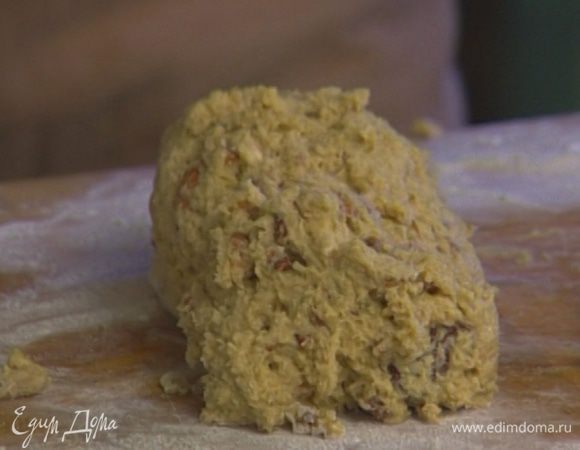 Присыпать рабочую поверхность мукой, выложить на нее тесто. Разделить его на три равные части.