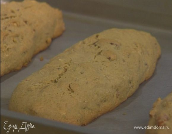 Смазать противень сливочным маслом. Скатать каждую часть теста в батон и уложить на противень. Выпекать в разогретой духовке 40 минут.