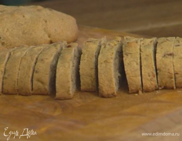 Пока батоны горячие, порезать их на кусочки толщиной 1—1,5 см.