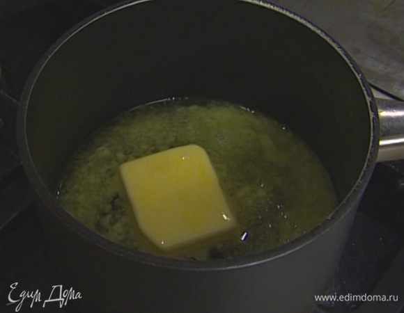 Выложить в небольшую кастрюлю 100 г сливочного масла, влить 1 стакан воды, добавить щепотку соли и довести до кипения на медленном огне. Как только закипит, снять с огня.