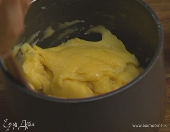 По одному ввести яйца. Тесто должно получиться гладким и блестящим.