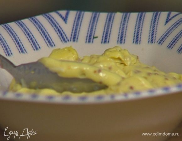 Приготовить майонез: взбить желтки со щепоткой соли и горчицей и медленно, капля по капле, добавлять оливковое масло. Как только майонез уплотнится, можно добавлять масло быстрее, время от времени вливая по капельке лимонный сок.