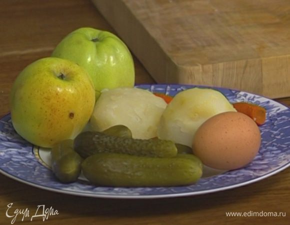 Морковь, картофель и яйца отварить, остудить и почистить.