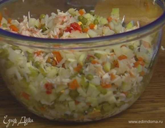 Все ингредиенты для салата мелко нарезать, добавить зеленый горошек, соль и перец. Перемешать.