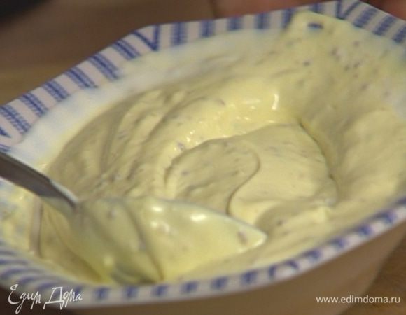 Соединить 2 части майонеза и 3 части сметаны, заправить салат и начинить им эклеры.