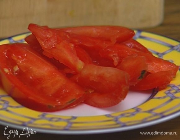 Помидор нарезать дольками, удалить семена и сок, оставив только мясистую часть.