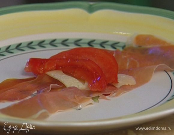 На каждую полоску ветчины выложить по два кусочка пармезана, помидора и спаржи, пару листиков базилика, посолить и поперчить.