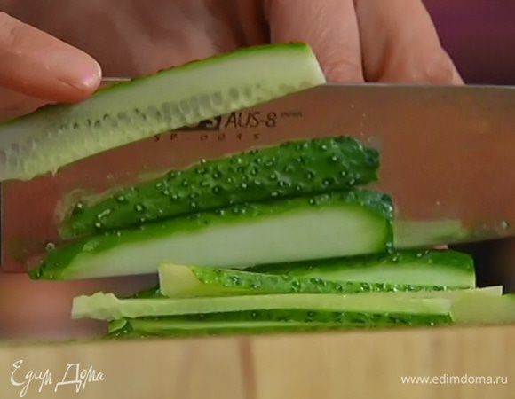 С огурцов снять кожуру и нарезать длинными полосками.