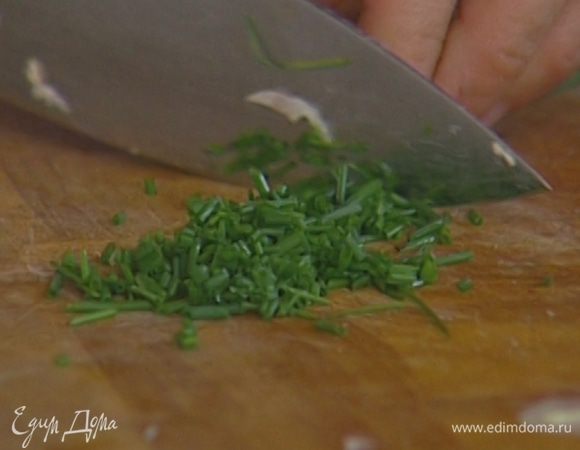 Лук мелко порезать.