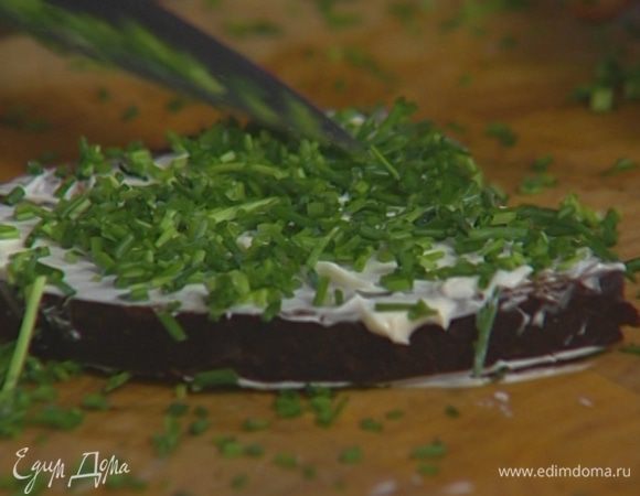 Хлеб нарезать, смазать сливочным сыром и присыпать луком.