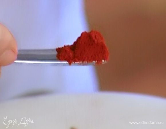 Сладкую паприку перемешать с черным перцем.