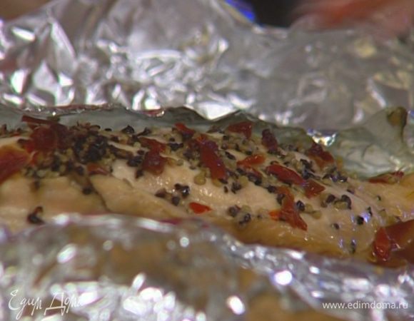 Индейку обвалять в получившейся смеси специй, завернуть в фольгу и запекать в разогретой духовке 30 минут.