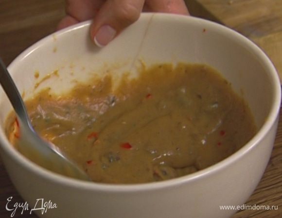 Приготовить соус: слегка разогреть в сковороде арахисовое масло, добавить арахисовую пасту, соевый соус, рисовый уксус, соус Black bean, перец чили, все перемешать.