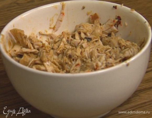 Филе индейки нарезать длинными полосками, добавить 2 ст. ложки получившегося соуса и перемешать.