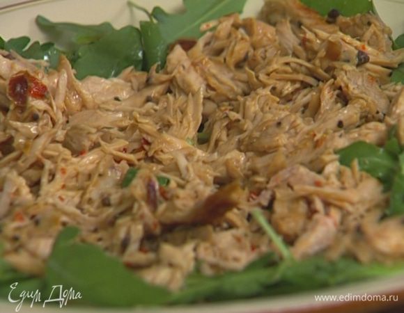 Выложить на большое плоское блюдо руколу, сбрызнуть оливковым маслом, сверху разложить индейку и огурцы. 