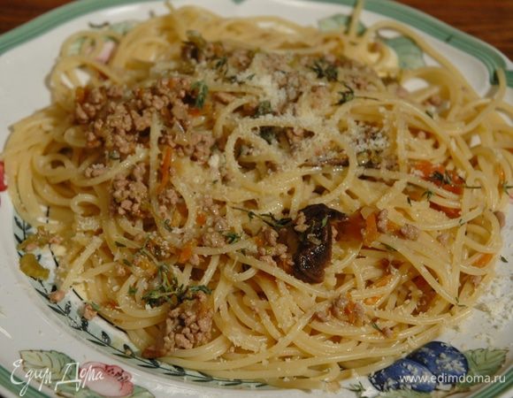 Выложить макароны на тарелки, присыпать пармезаном и оставшимся тимьяном. Подавать тут же!