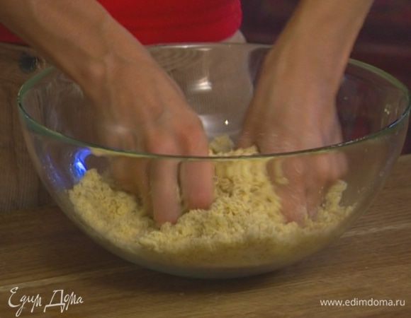 В муку натереть 100 г предварительно охлажденного сливочного масла, добавить 150 г сахара, соду и разрыхлитель. Растереть все в однородную крошку и поставить в холодильник.