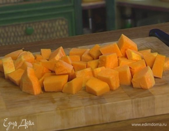 Тыкву очистить от кожуры и нарезать кубиками примерно 2х2 см.