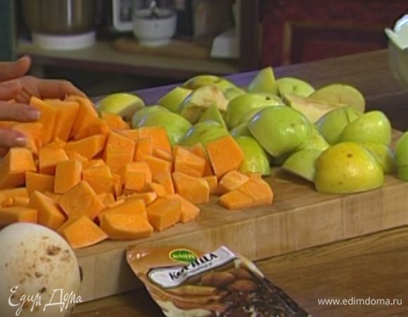 Яблоки разрезать пополам, удалить семена и нарезать такими же кубиками.