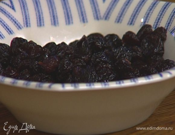 Изюм замочить в коньяке.