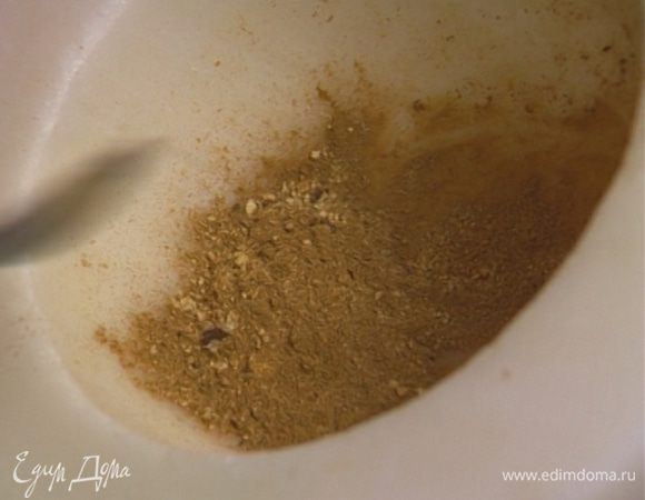 Гвоздику растереть в ступке с имбирем и корицей.
