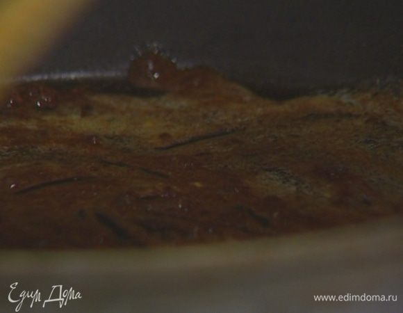 В большой глубокой сковороде растопить оставшееся сливочное масло, всыпать специи и слегка прогреть.