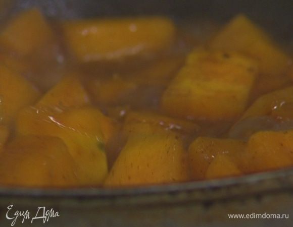 Выложить к специям тыкву, добавить 80 г сахара, лимонный сок, перемешать, накрыть крышкой и тушить 15 минут.