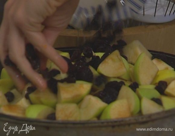 Отправить к тыкве яблоки и изюм, снова накрыть крышкой и потушить еще 10 минут.