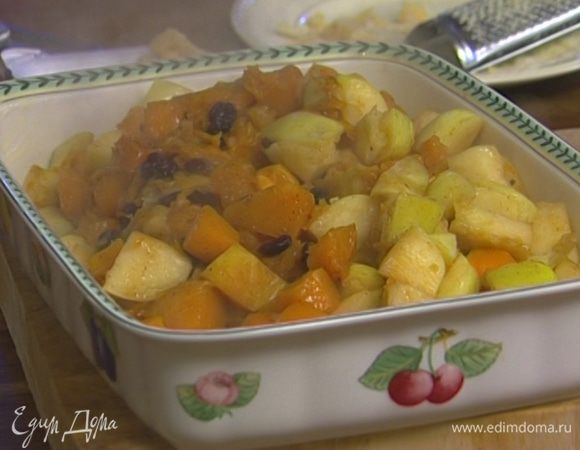 Выложить яблоки, тыкву и изюм в большой глубокий противень, равномерно присыпать охлажденной крошкой.